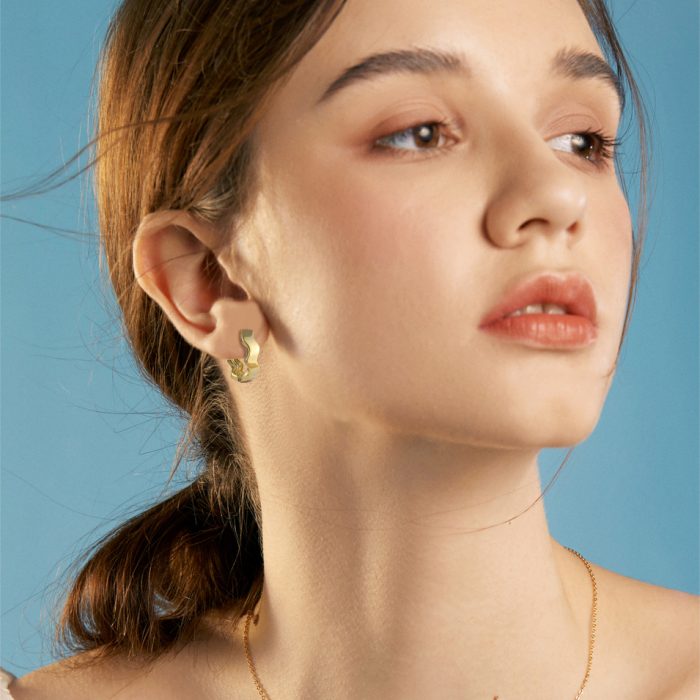 Ufist Small Hoop Earrings for Women - 14K Real Gold Plated Wavy Huggie Earrings for Women Gold Hoops Earrings for Women Girls Gold Jewelry